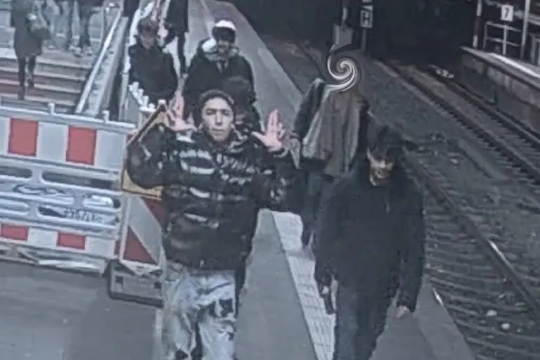 Düsseldorf – Polizei sucht Tatverdächtige nach schwerem Raub