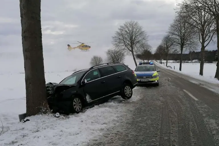 Bienenbüttel - VW Passat mit Baum kollidiert