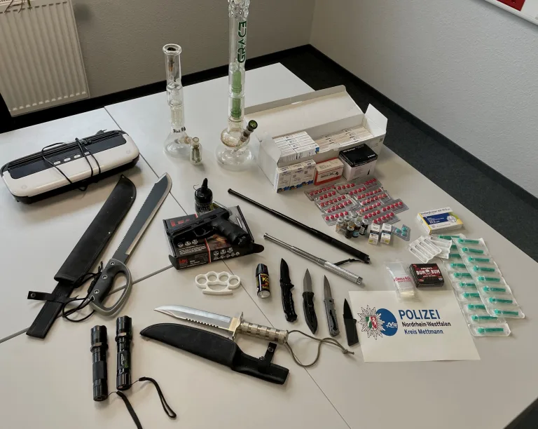 Wülfrath : Polizei stellt Waffen und illegale Arzneimittel bei Wohnungsdurchsuchung sicher
