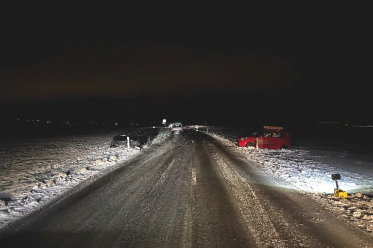 Guntmadingen SH – Zwei Fahrzeuge kollidieren wegen Schneeglätte frontal