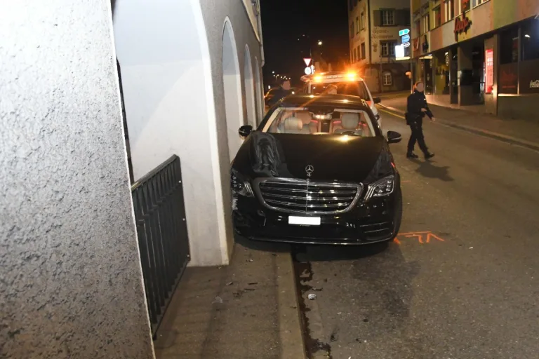 Verkehrsunfall in Chur GR - Auto kollidiert mit Hauspfeiler