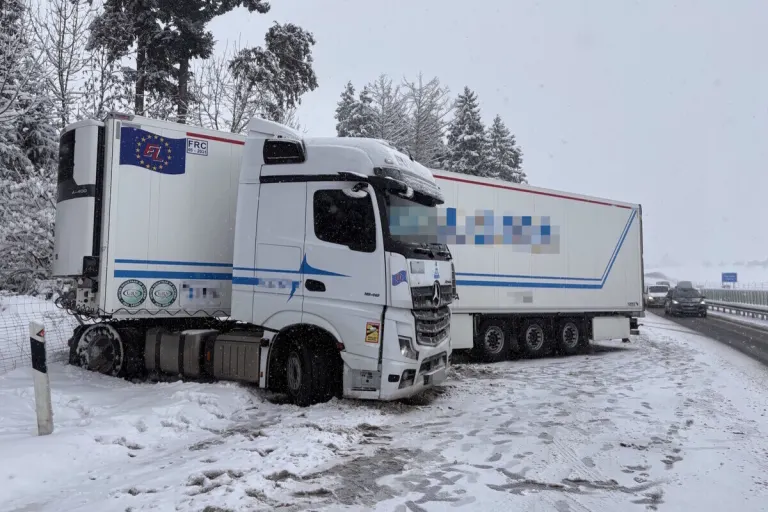 Niederwil SG – Sattelmotorfahrzeug verunfallt auf schneebedeckter A1