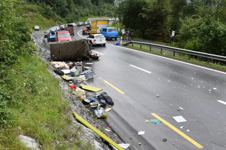 Flims Dorf GR – Lieferwagen mit Anhänger kippt auf die Seite