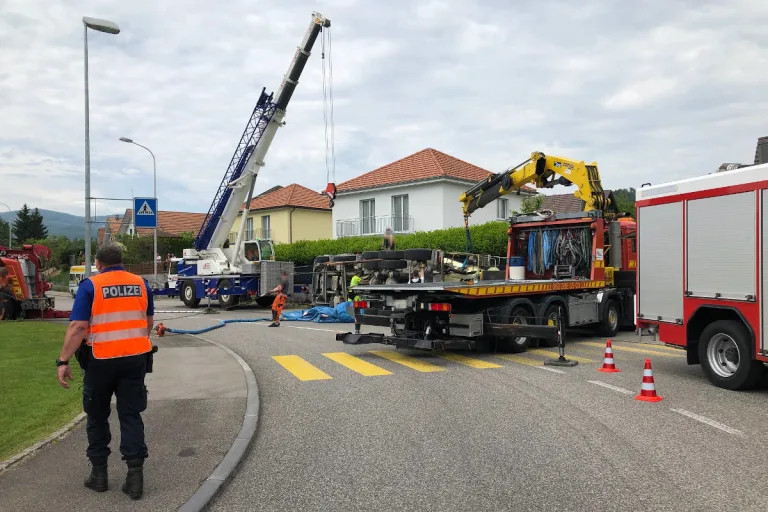 Boningen SO – Fahrmischer bei Selbstunfall gekippt