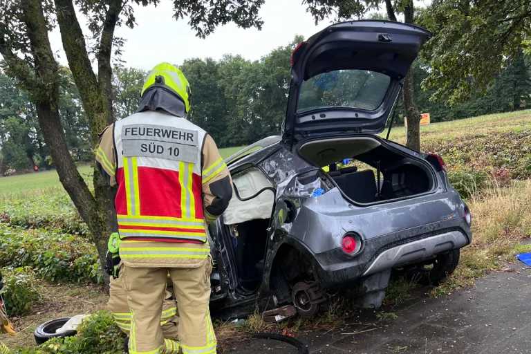 Paderborn NW – Pkw-Fahrerin bei Unfall mit Lkw schwer verletzt