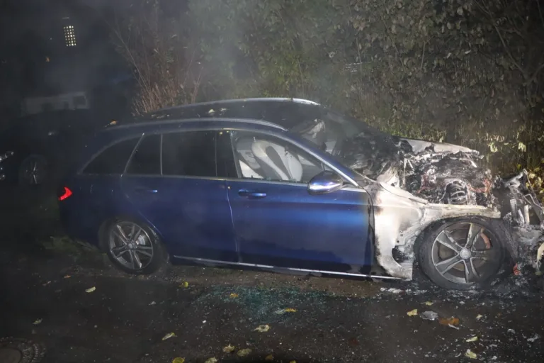 Mönchengladbach - Sieben Autos und eine Mülltonne in Brand gesteckt