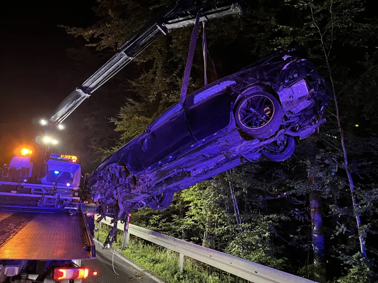 Rüthen – Mercedes hebt über Leitplanke ab und prallt gegen Baum