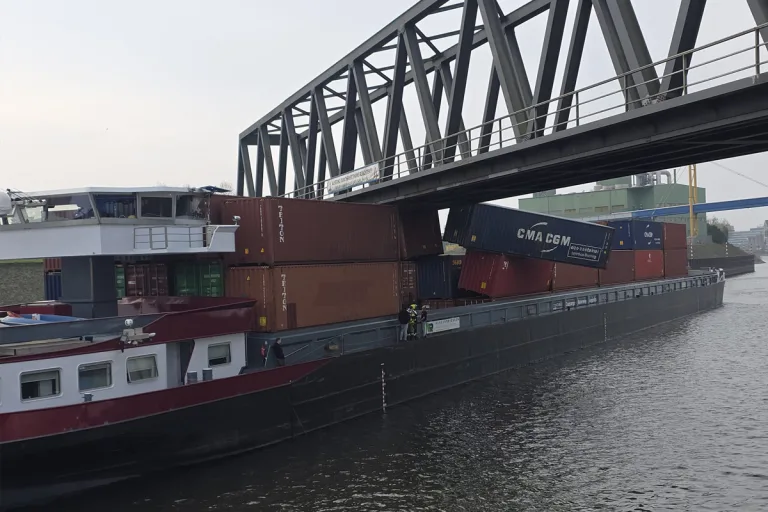 Neuss – Container fallen nach Kollision mit Brücke von Schiff