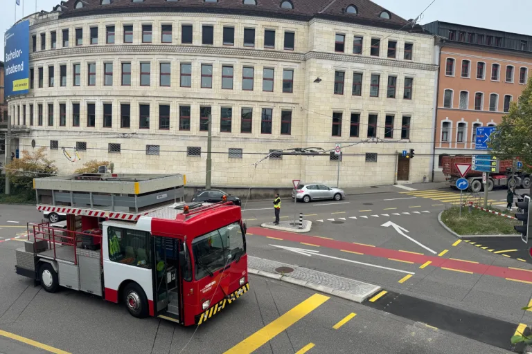 Winterthur ZH – Baggerfahrer beschädigt Fahrleitung