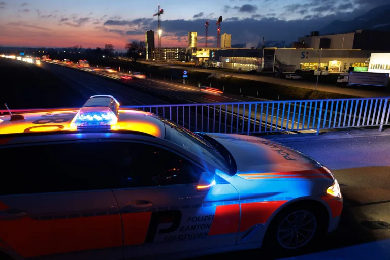 Luterbach SO - Jugendliche werfen Steine von einer Brücke auf die A5