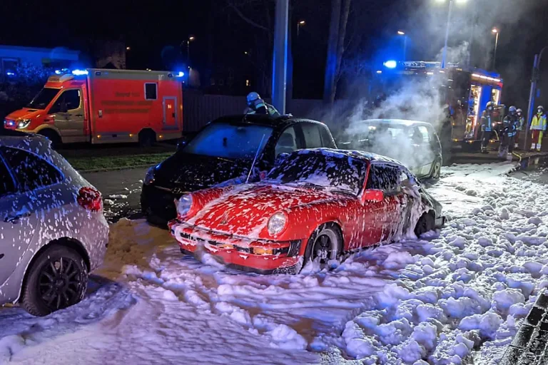 Herne - 45-jähriger Porsche brennt aus
