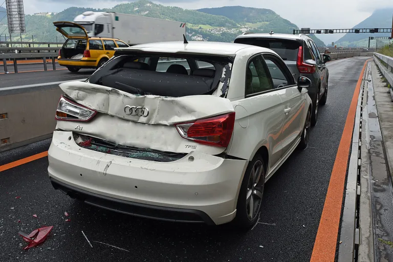 Rückstau auf der Autobahn in Horw LU - LKW kracht in PKW