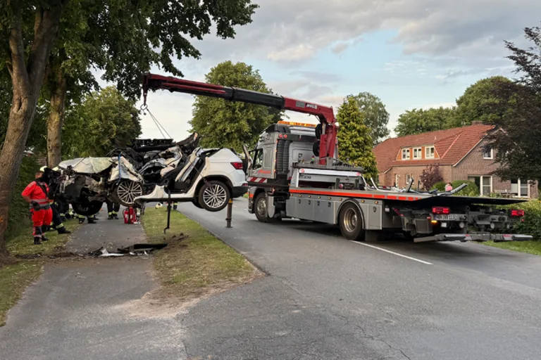 Aurich NI – Fahrerin nach Unfall mit Baum eingeklemmt und schwer verletzt