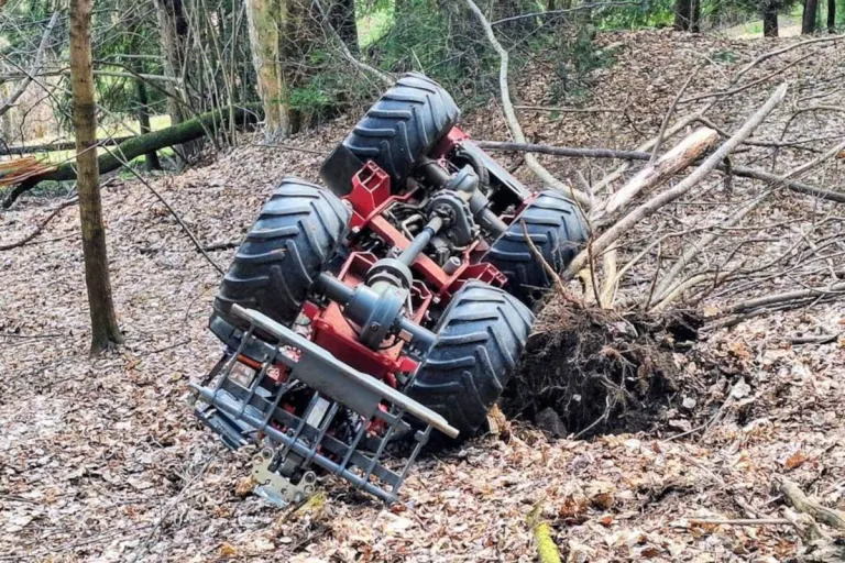 Naas – Feuerwehr birgt Hoflader aus steilem Gelände