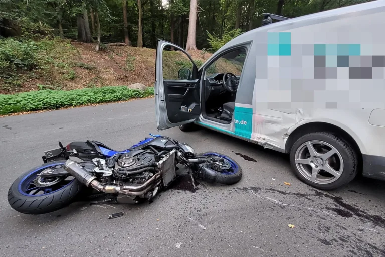 Harsefeld NI – Unfall von Motorrad und abbiegendem Pkw