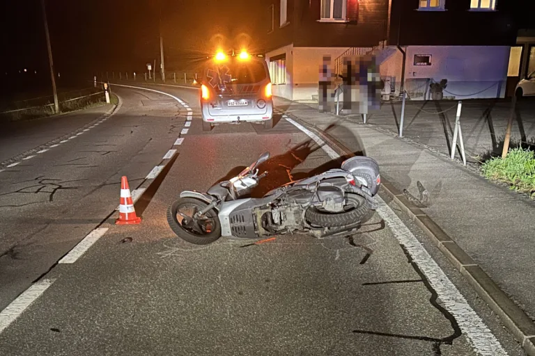 Steinen SZ – Rollerfahrer bei Unfall verletzt
