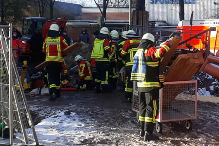 Schwerer Arbeitsunfall in Elmshorn - Person unter Mauerresten begraben!