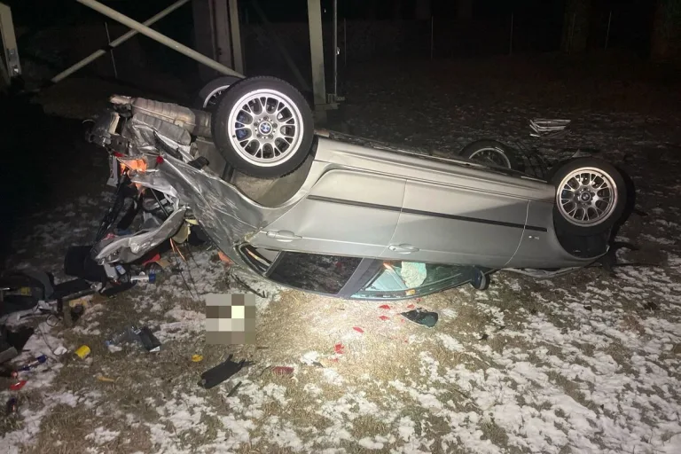 Bilten GL - Auto stürzt bei Unfall mehrere Meter tief