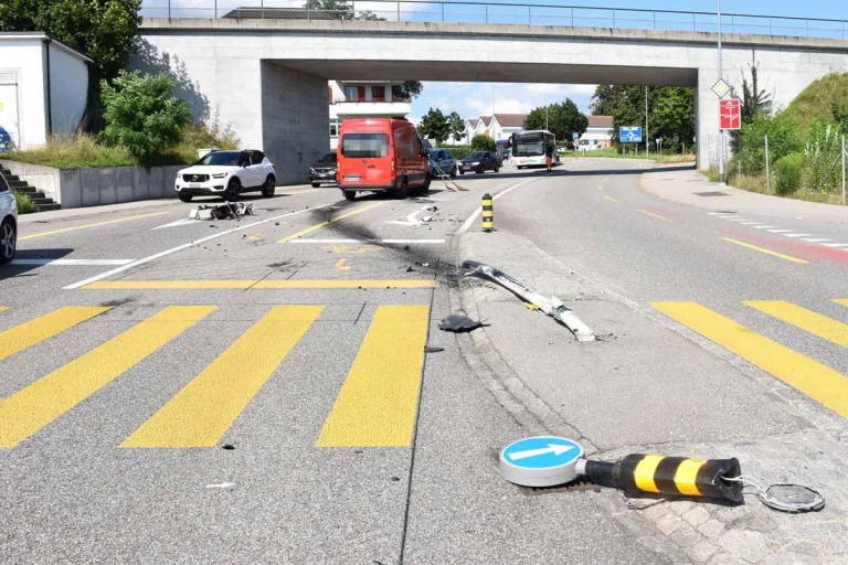 Solothurn - Lieferwagen kracht in Lichtsignalanlage