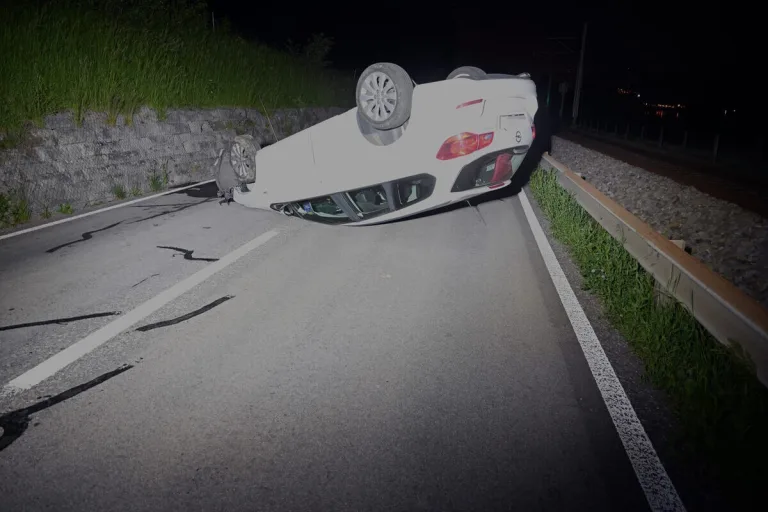 Bollingen SG - Auto überschlägt sich bei Unfall