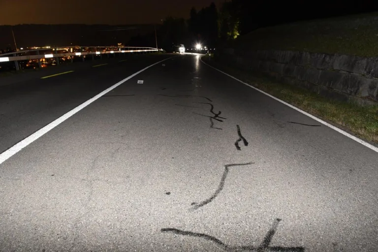 Rorbas ZH - Motorradfahrer nach Unfall mit einer Beinverletzung im Spital 