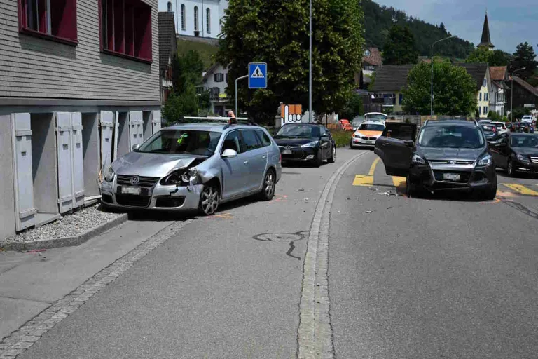 Balgach SG - Auto beim Abbiegen übersehen