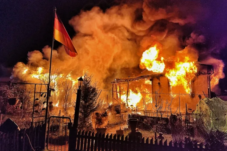 Neuss – Großer Brand in einer Kleingartenanlage 