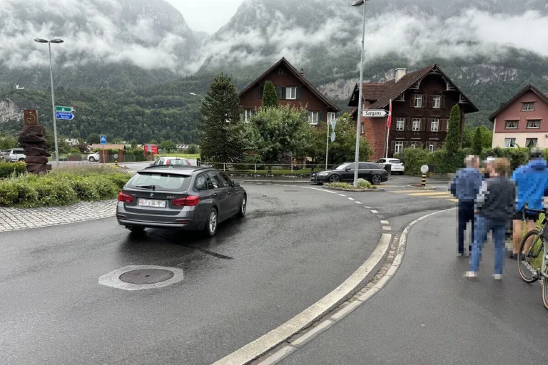 Flums SG - Fahrradfahrerin im Kreisverkehr übersehen