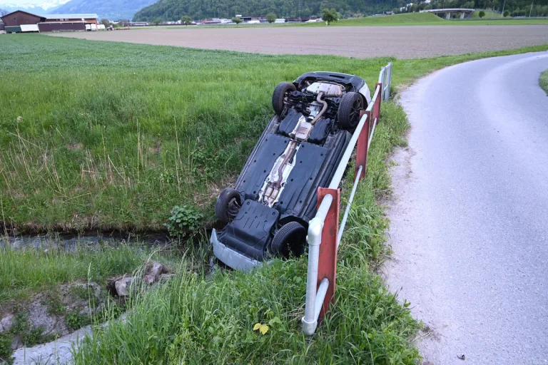 Unfall in Heiligkreuz SG – Auto landet im Bach