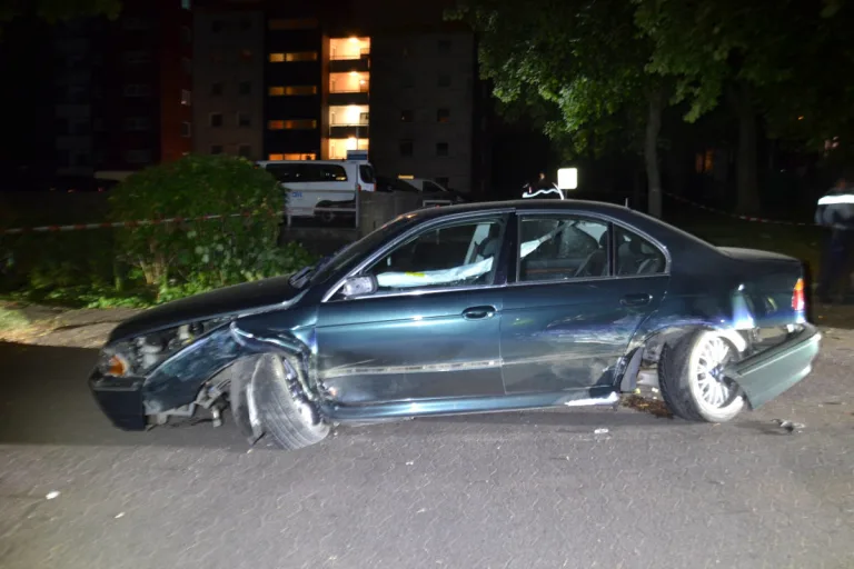 Herford – BMW-Fahrer flüchtet vor Polizei und beschädigt mehrere Fahrzeuge