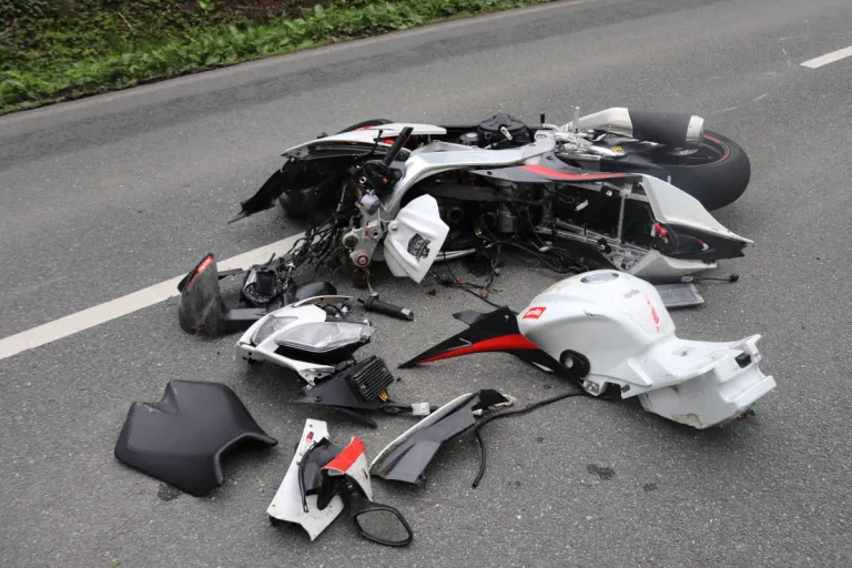 Bad Driburg – Motorradfahrer stürzt auf der Landstraße