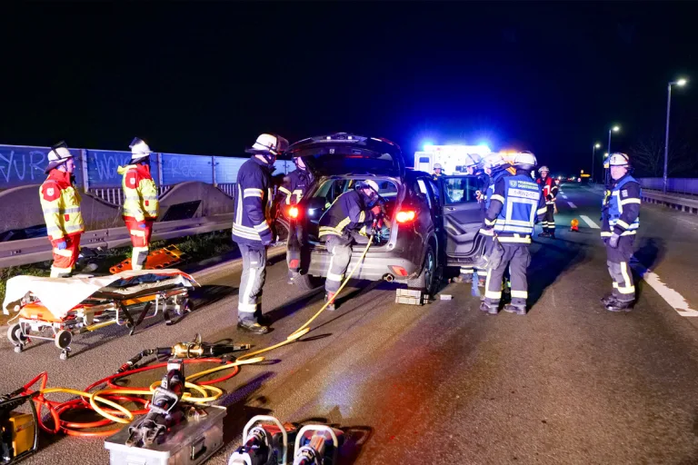 Dortmund – Person nach Unfall verletzt im Auto eingeschlossen