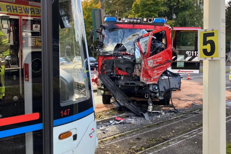 Hattingen NW – Unfall von Feuerwehrfahrzeug und Straßenbahn