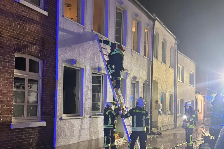 Aurich – Menschenrettung nach Brand einer Wohnung