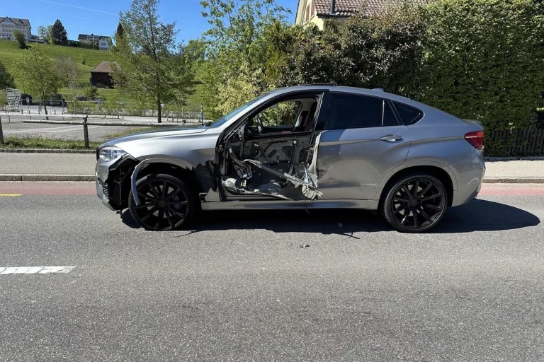Herisau AR - Auto verliert bei Unfall eine Tür 