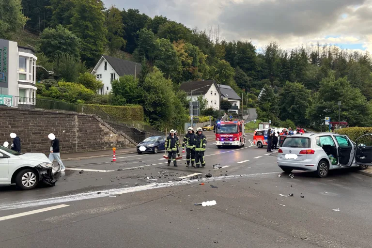 Gummersbach NW – Drei Verletzte bei Kollision von zwei Pkw