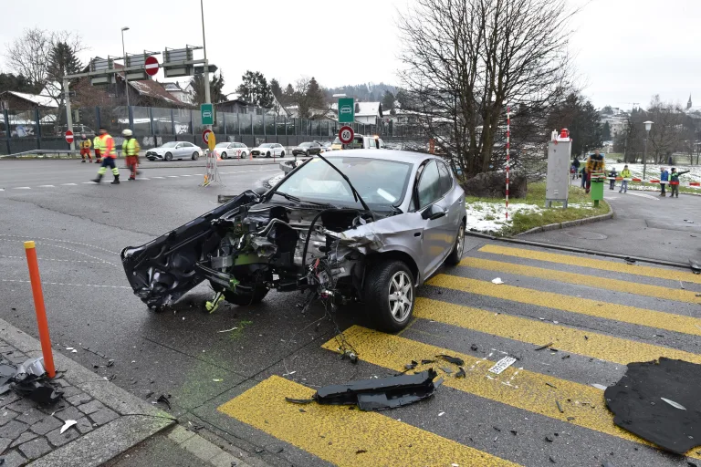 Zumikon ZH – Eine Verletzte nach schwerem Verkehrsunfall