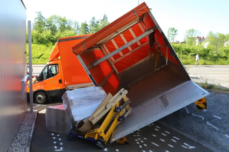 St. Gallen – Lieferwagen mit Anhänger ins Rollen geraten