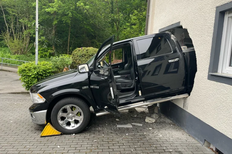 Ennepetal – Auto fährt rückwärts in Wohnhaus