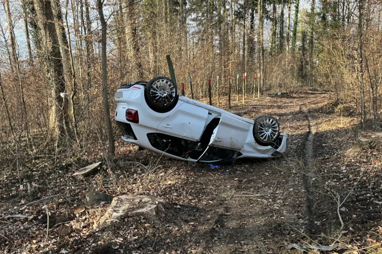 Dornach SO – Auto überschlägt bei Selbstunfall