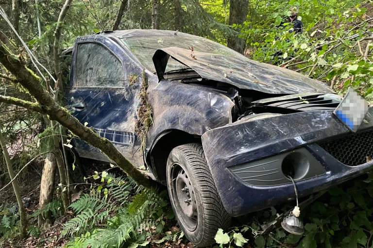Lindlar NW – Autofahrer überschlägt sich und landet in Gebüsch