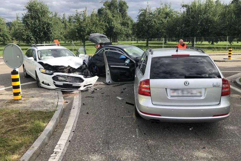 Mörschwil SG - Schwerer Unfall zwischen drei Autos
