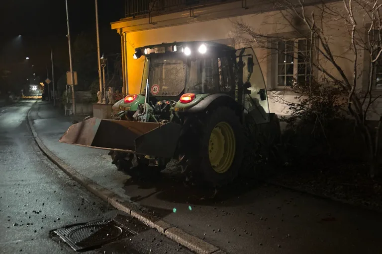 Mollis GL – Mit Traktor in Restaurant geprallt und verletzt