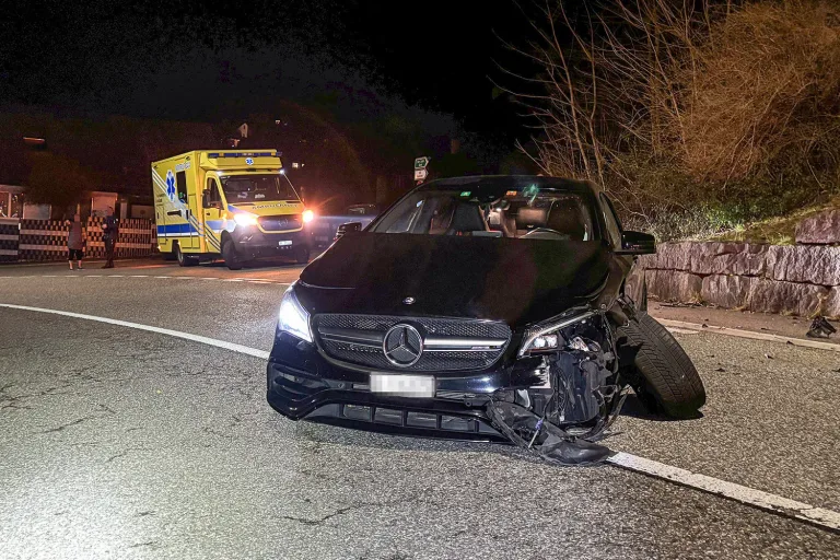 Unfall Eptingen BL – Mercedes-Fahrer crasht und flüchtet zu Fuss