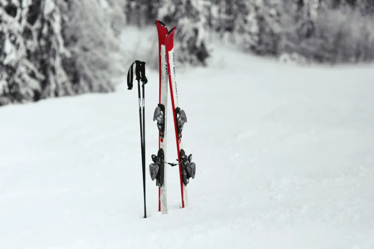 Unfall an Pistenkreuzung in Damüls – Skifahrerin im Spital