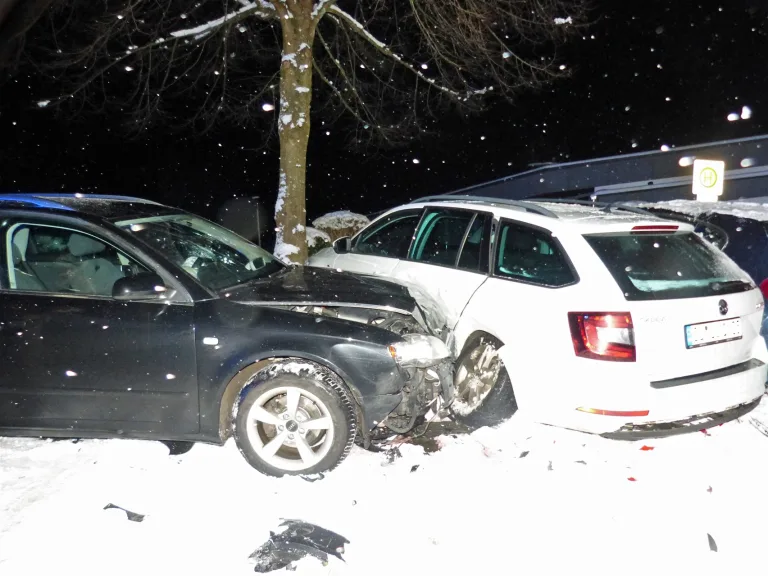 Reichshof – Drei parkende Autos ineinander geschoben