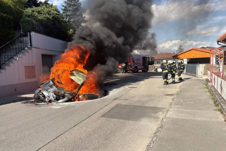 Leobendorf – Pkw bricht in Straße ein und geht in Flammen auf