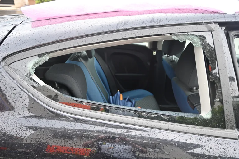Mauren FL - Diebe schlagen Autoscheibe ein 