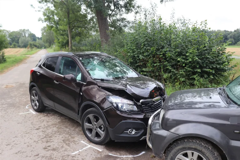 Nieheim NW – Schwerverletzter nach Unfall von zwei Pkw auf Feldweg