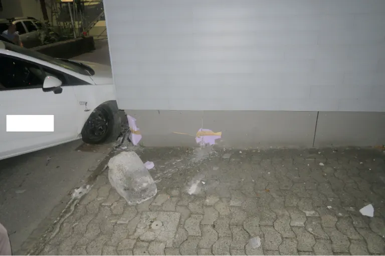 Netstal GL - Mit Auto in Hausecke geprallt